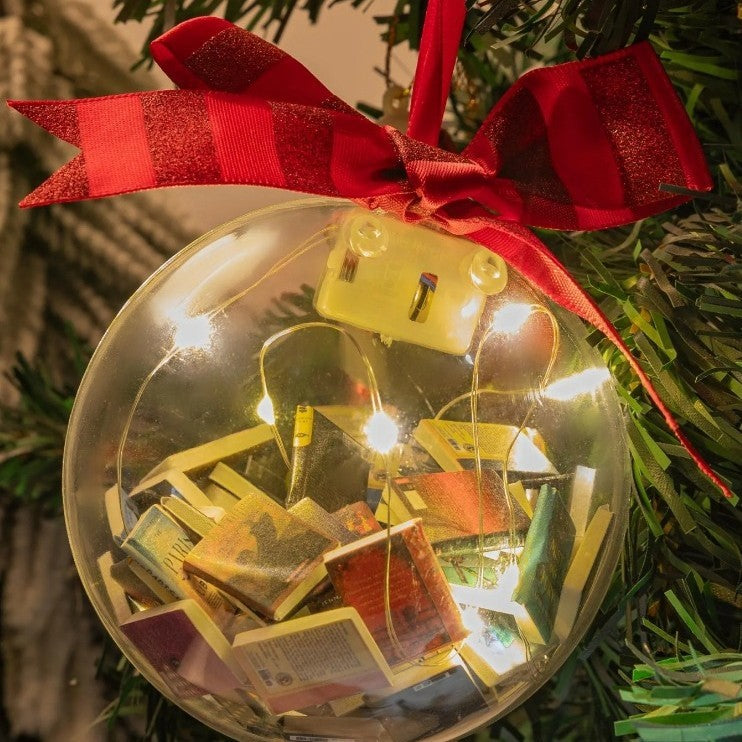 Boule de Noël remplir de livres